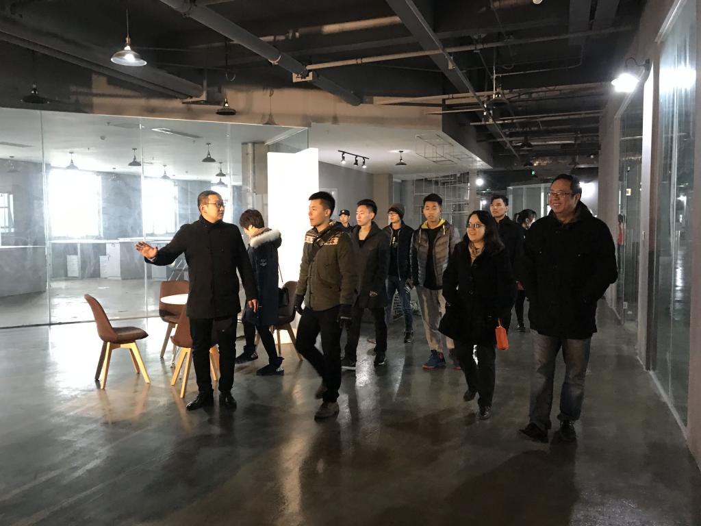 丁龙为大家讲解情景
