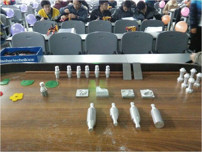 图三:协会在工程训练中加工的小礼物(礼物用激光打标机标刻“慧鱼搭建比赛留念”字样)