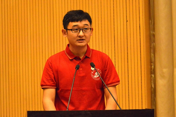 协会会长陈骅炜同学发言