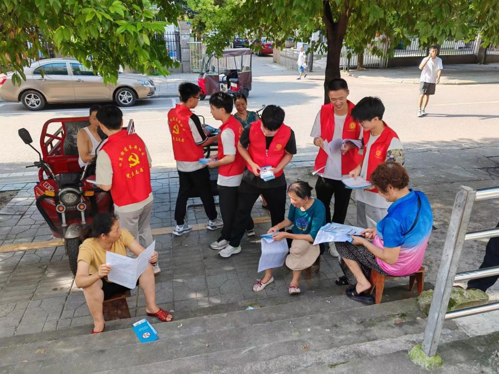 图2 志愿者发放传单普及知识 图2 志愿者发放传单普及知识