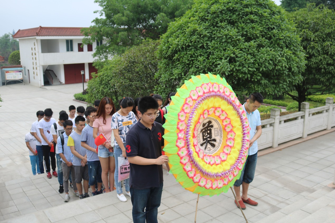 图2全体成员向烈士进献花圈