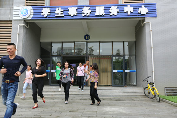 职工迅速撤离现场之二