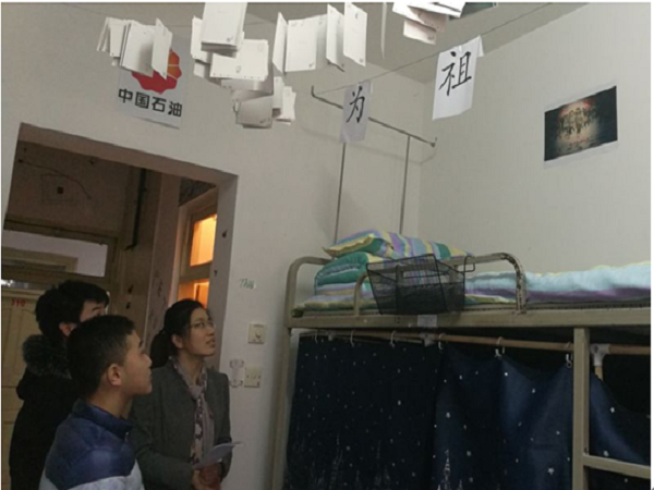 辅导员检查寝室场景图