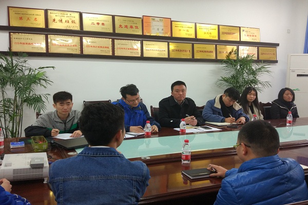 老师认真听取学生意见