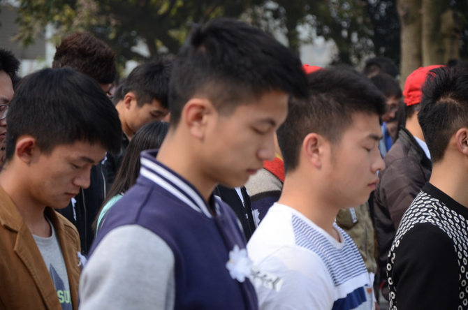 全体人员进行默哀