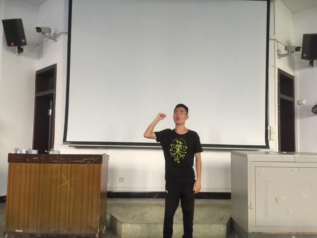 图2.演员高呼:同志们,成功啦!