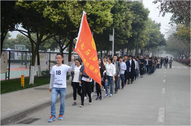 志愿者队伍步行前往烈士陵园