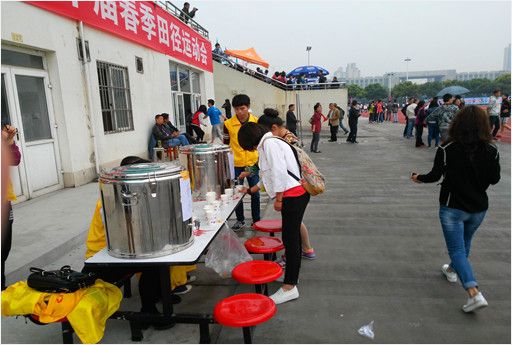 志愿者送热水