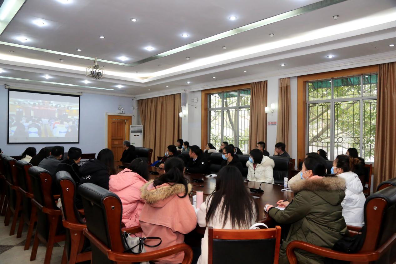 说明: 南充校区观看入会仪式