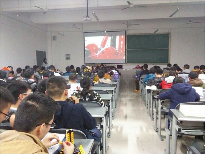 图一:主持人带领大家观看老师寄语以及慧鱼宣传视频
