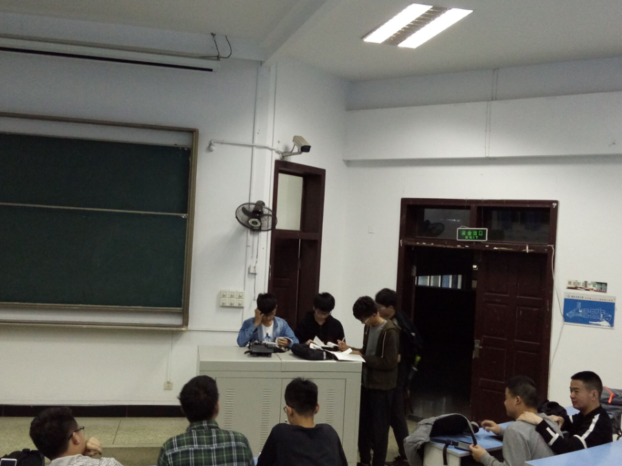 图1.哑剧《初心石油梦》排练进行中