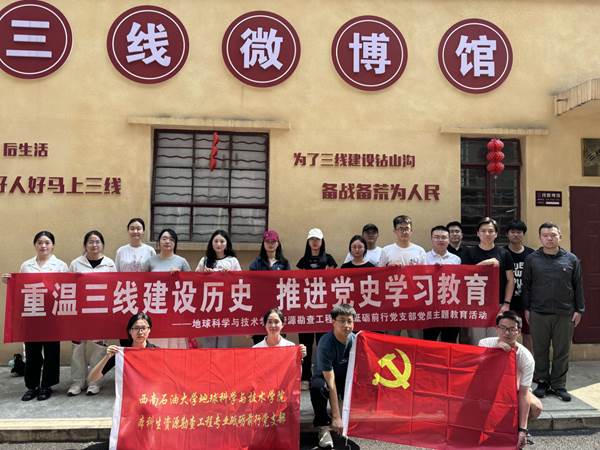 街道上有店铺的标志红色背景白色的字低可信度描述已自动生成 街道上有店铺的标志红色背景白色的字低可信度描述已自动生成