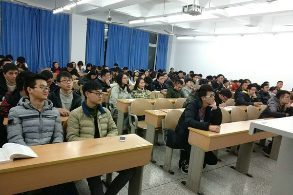 同学们观看消防安全视频