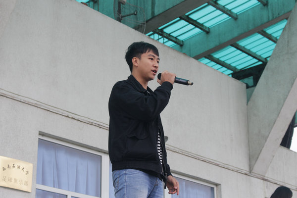 学生会主席李豪进行主持