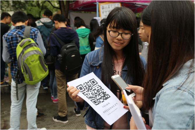 工作人员为同学讲解活动流程