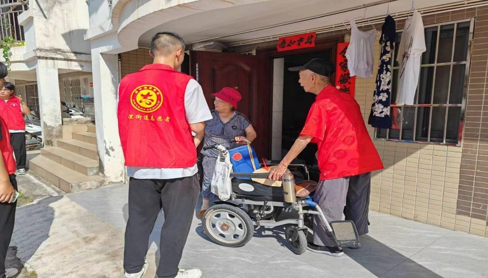 图1 志愿者和孤寡老人交流与服务 图1 志愿者和孤寡老人交流与服务