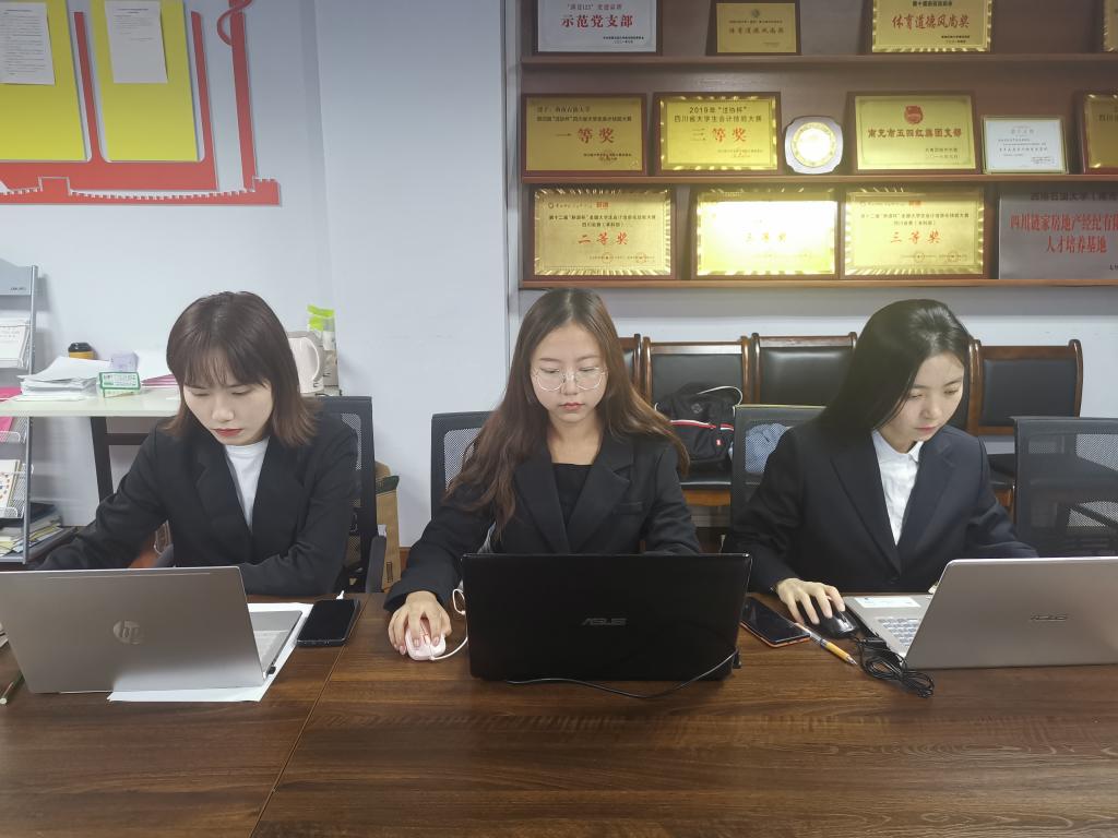 学生比赛场景.jpg 学生比赛场景.jpg