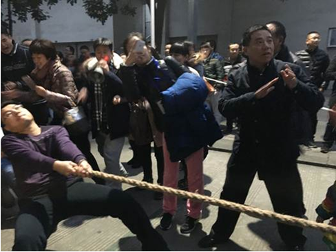 图2:教师代表参加拔河比赛