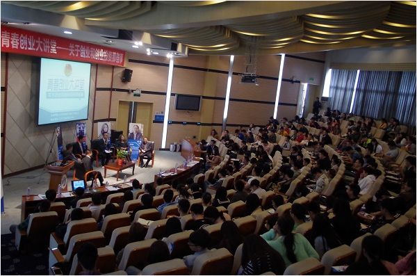 导师与同学们交流