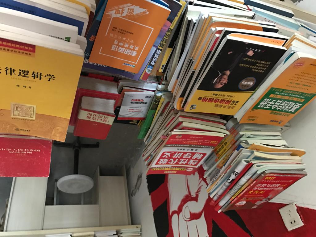 图一 毕业生爱心捐助的部分物资
