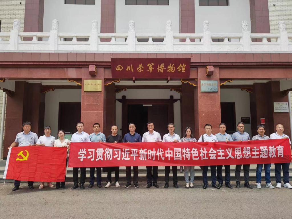 荣军博物馆合影.jpg