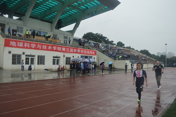 运动健儿冒雨完成比赛