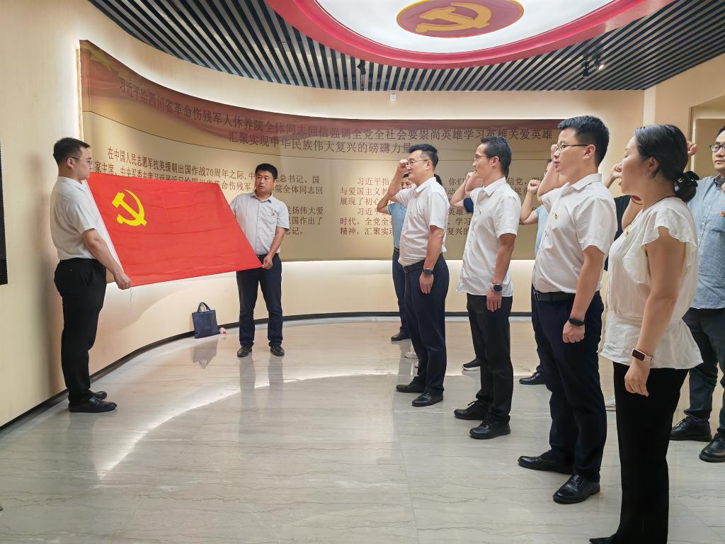 荣军博物馆宣誓.jpg