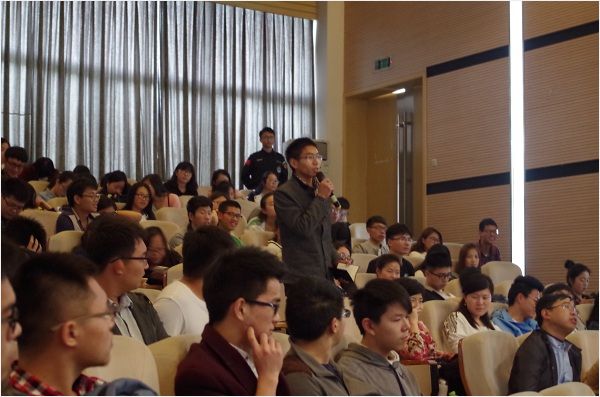 同学现场与到时进行交流
