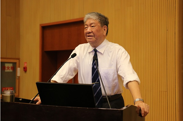 原西南石油学院副院长李士伦作报告