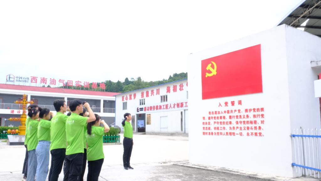 实践队重温入党誓词.JPG