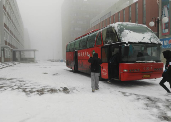 图一:同学们冒雪早起集合