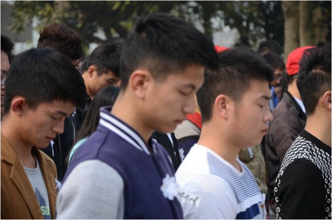 全体人员进行默哀