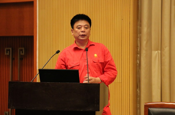 实习队指导员周小平教授讲解实习事宜